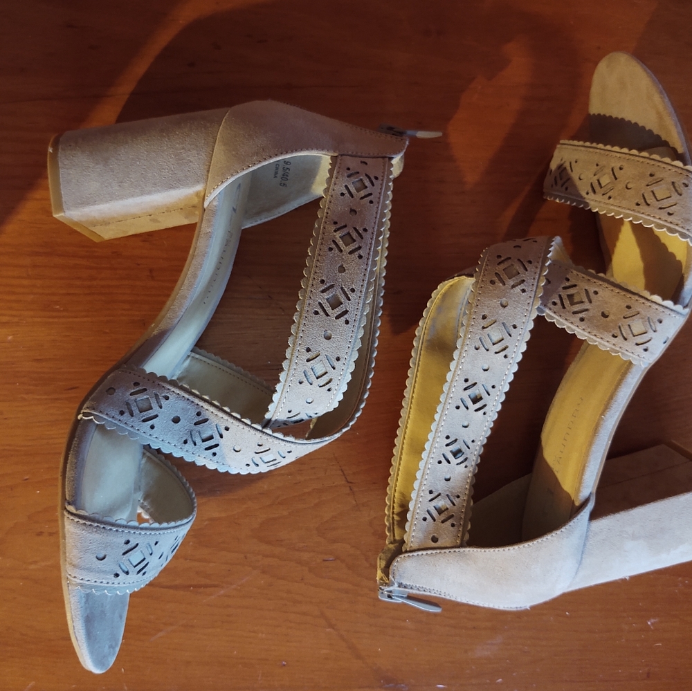 New Chinese Laundry sandals - size 9.5